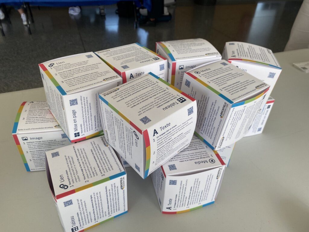 A stack of tip cubes in French